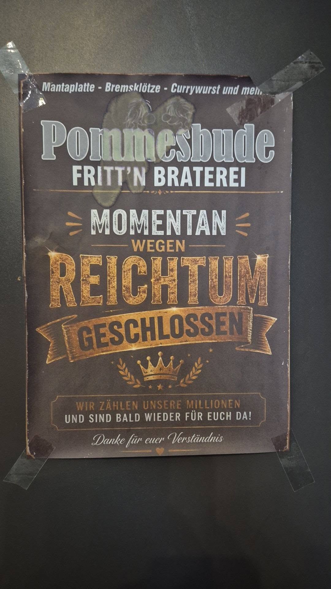 Plakat an der Eingangstür